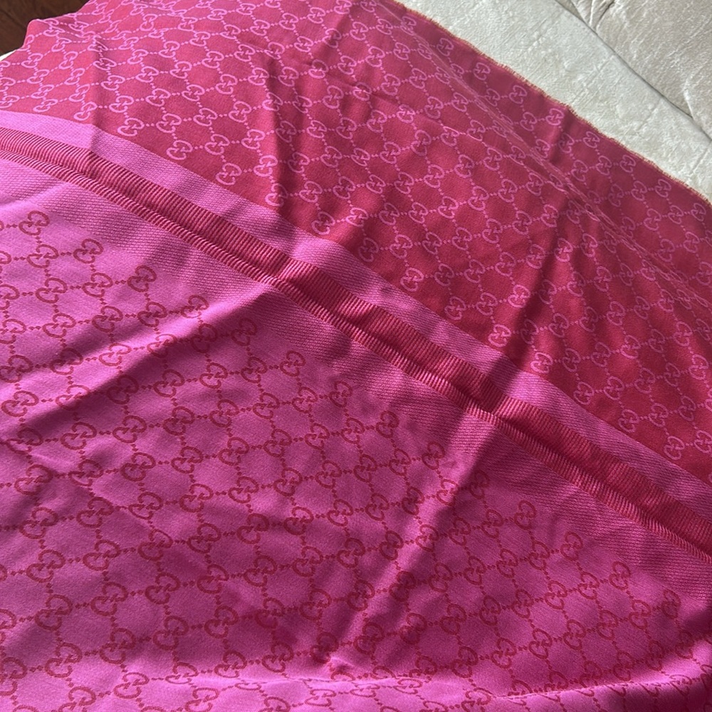 Gucci Pink Silk Wrap with Signature Logo Design - Picture 2 of 4
